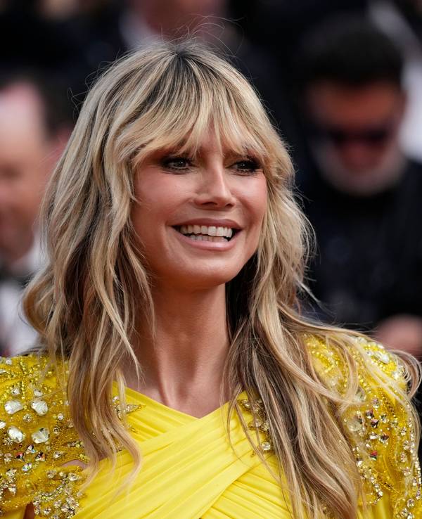 Heidi Klum lächelt für die Kameras.
