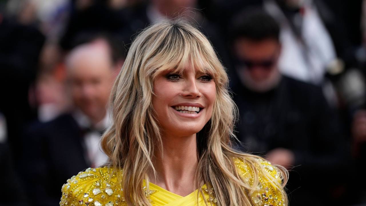 Heidi Klum lächelt für die Kameras.