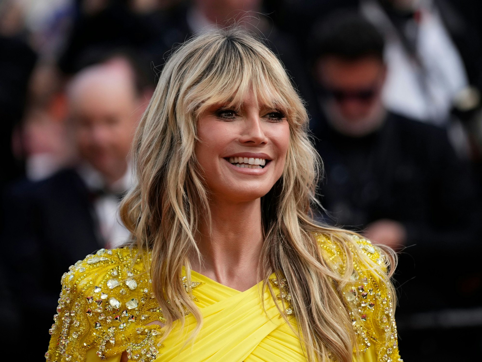 Heidi Klum lächelt für die Kameras.