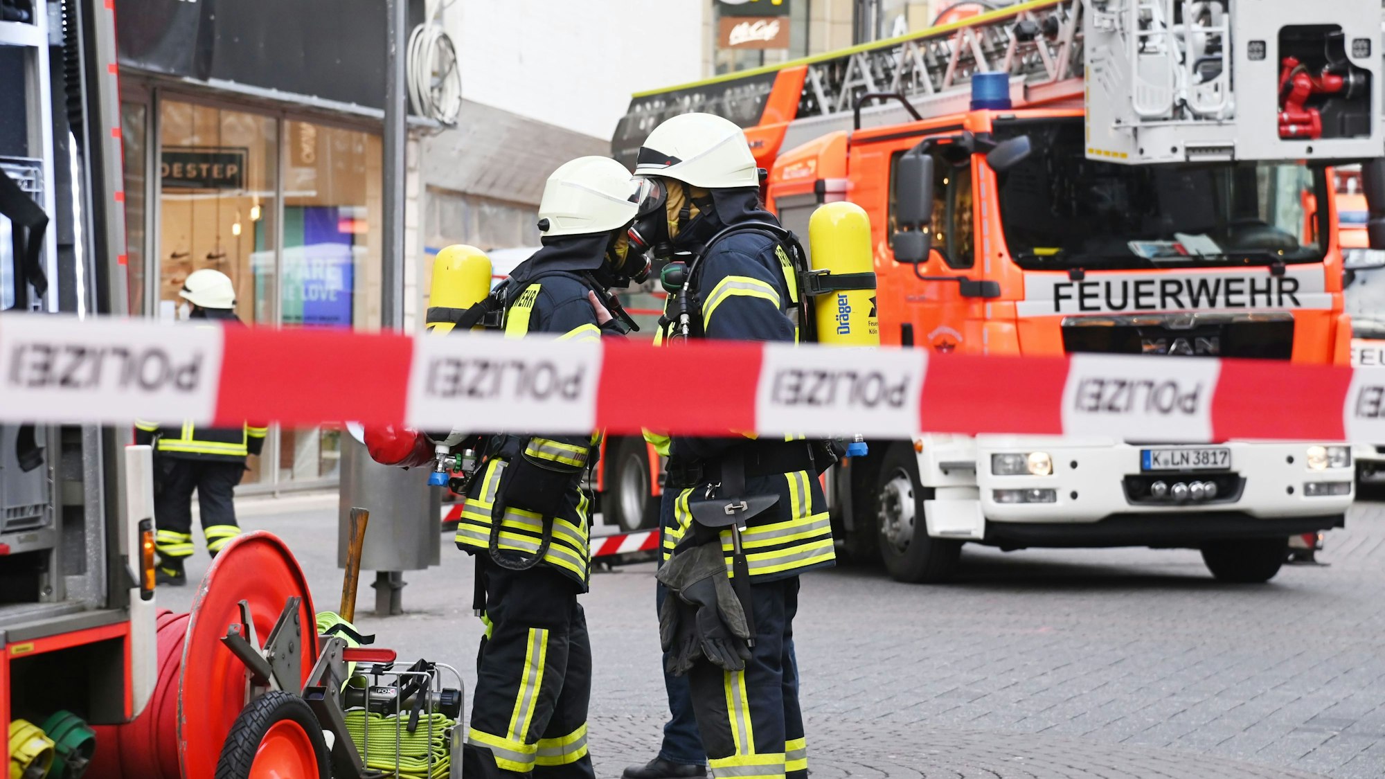 Die Kölner Feuerwehr bei einem Großeinsatz auf der Schildergasse.