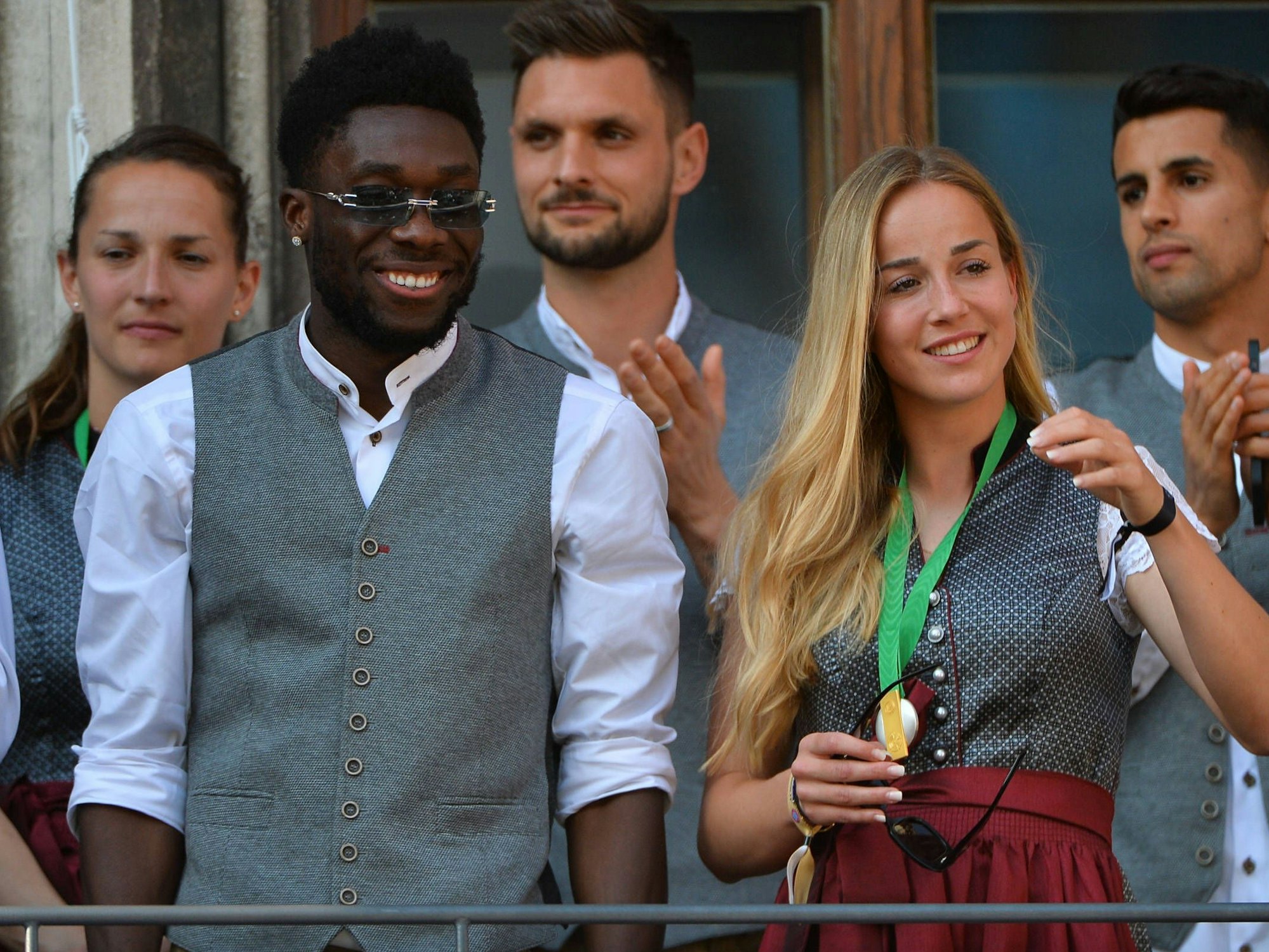 Giulia Gwinn und Alphonos Davies bei der Meisterfeier 2023 auf dem Marienplatz in München.