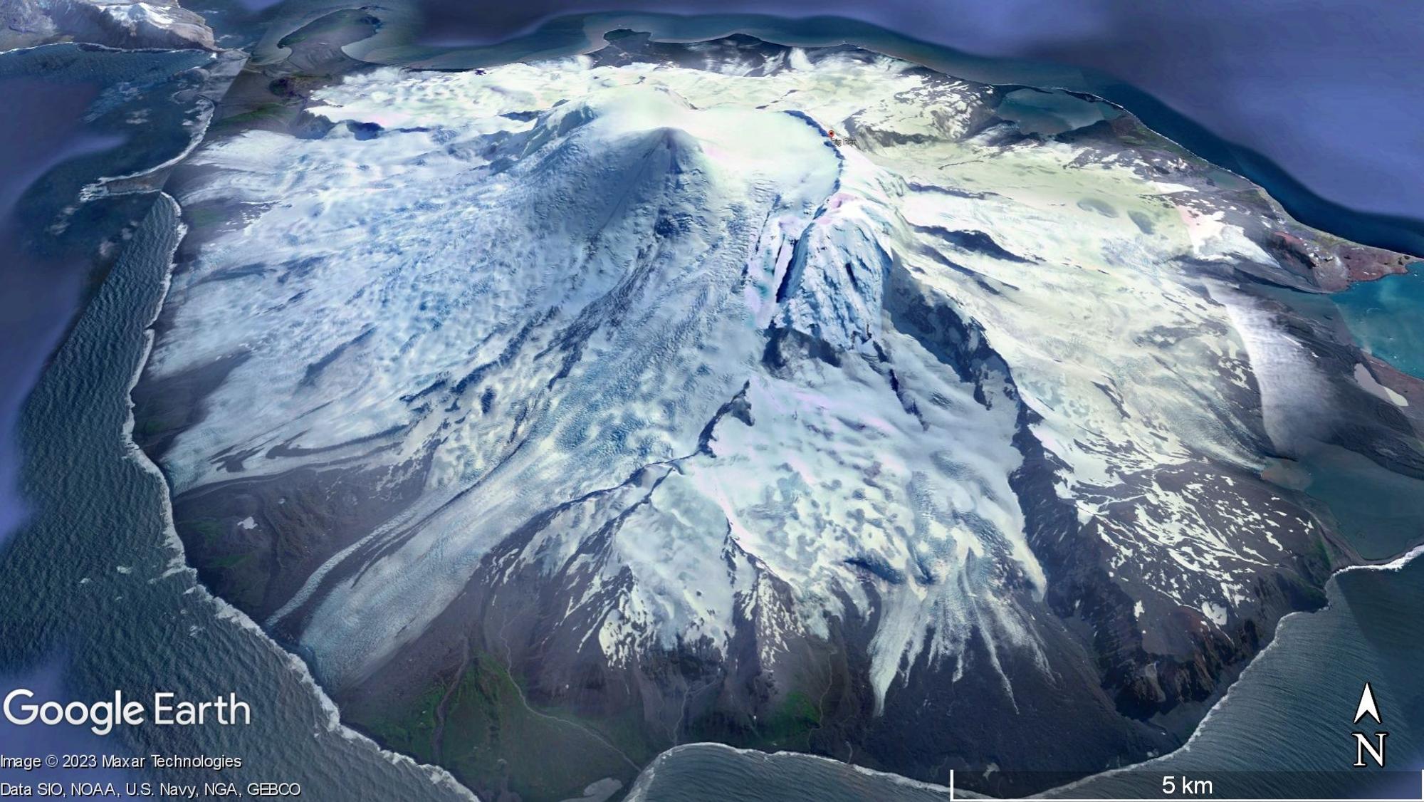 Blick auf die Insel Heard im südlichen Indischen Ozean, etwa 1500 Kilometer nördlich der Ostantarktis, mit seinem Vulkan Big Ben.