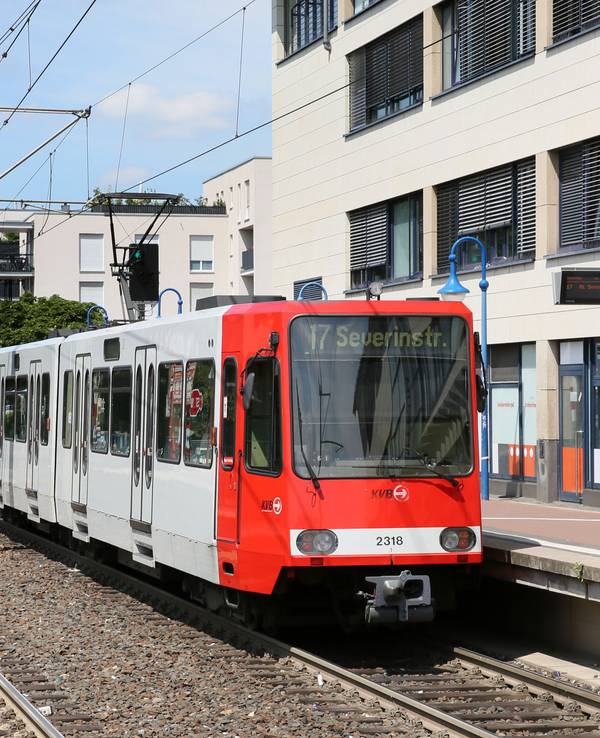 Eine Bahn der KVB-Linie 17 hält an einer Haltestelle in Köln.