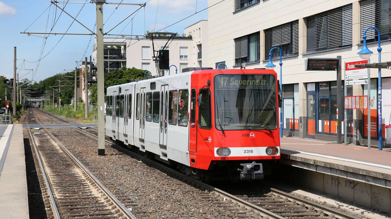 Eine Bahn der KVB-Linie 17 hält an einer Haltestelle in Köln.