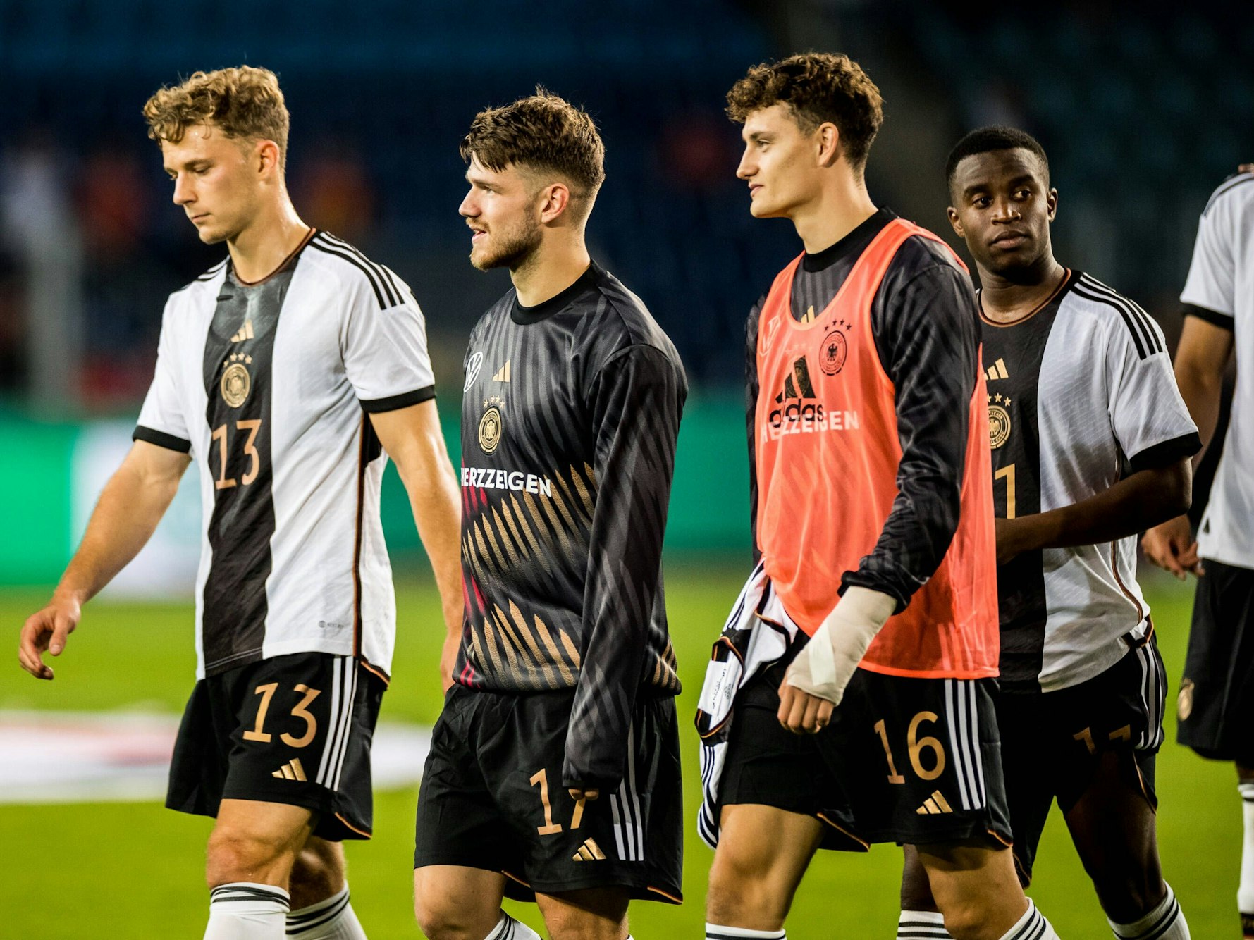Yannik Keitel, Jan Thielmann, Eric Martel und Youssoufa Moukoko gehen über den Platz.