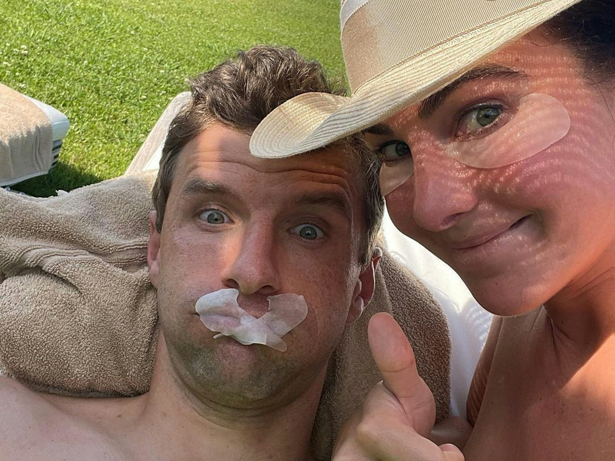 Lisa Müller hat Thomas Müller den Mund mit Augenpads zugeklebt und zeigt den Daumen nach oben.