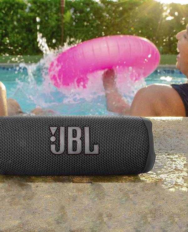 JBL Box vor Pool