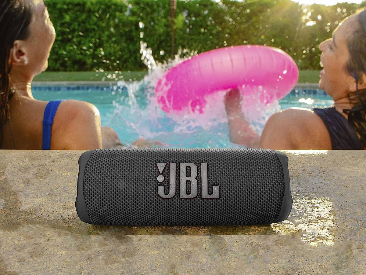 JBL Box vor Pool