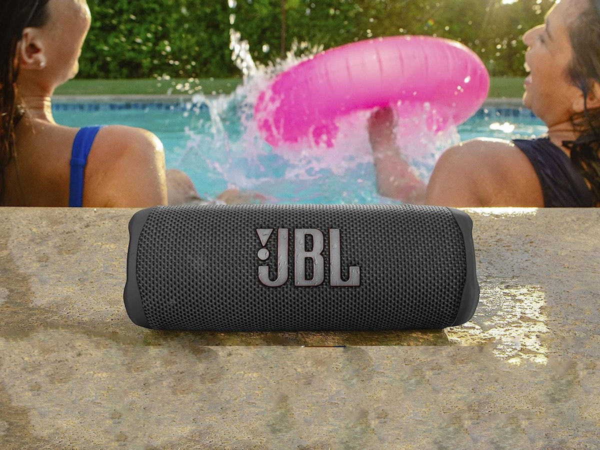 JBL Box vor Pool