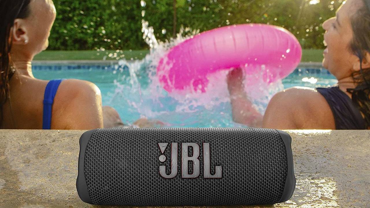 JBL Box vor Pool