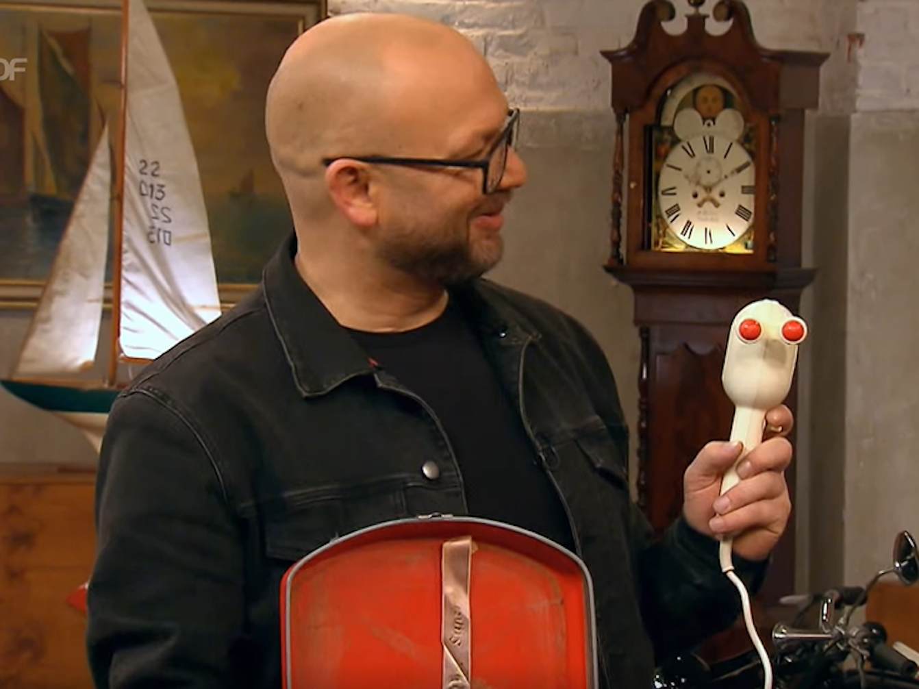 Experte Sven Deutschmanek, hier auf einem Screenshot der Sendung vom 20. Juni 2023, hält das Massagegerät in die Kamera.