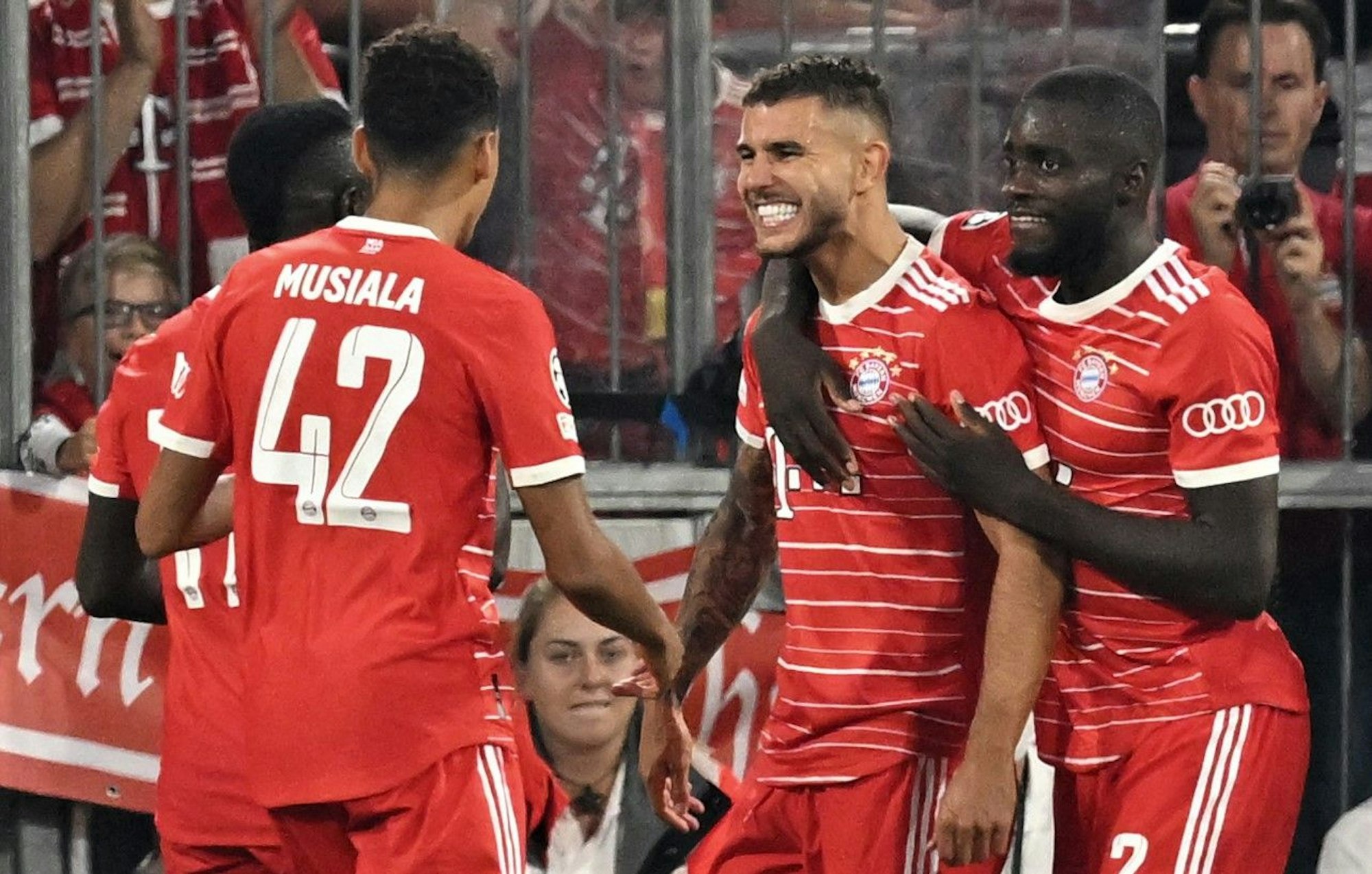 Lucas Hernández feiert mit seinen Teamkollegen beim FC Bayern ein Tor in der Champions League.