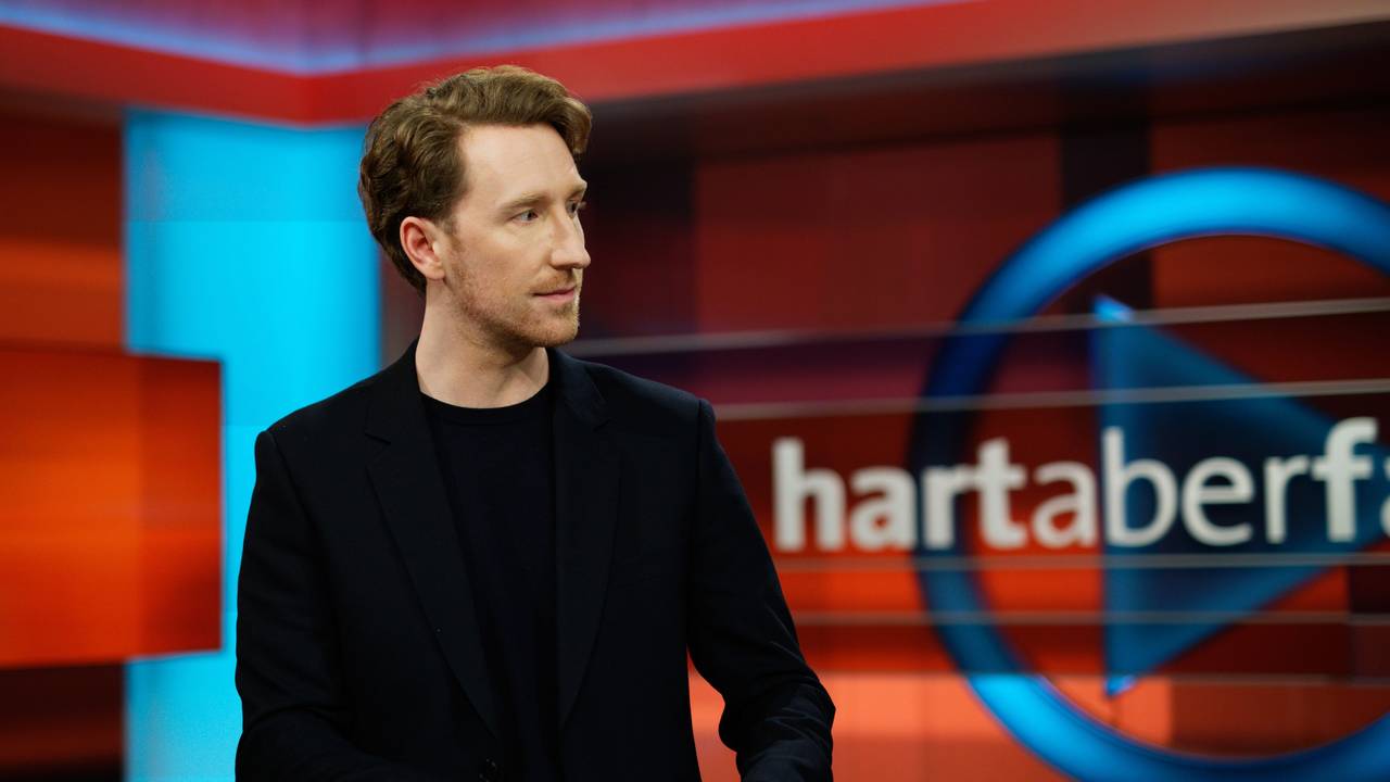 Louis Klamroth, Moderator der ARD-Talkshow „Hart aber fair“, steht nach der Sendung im Studio Berlin, hier im Januar 2023.