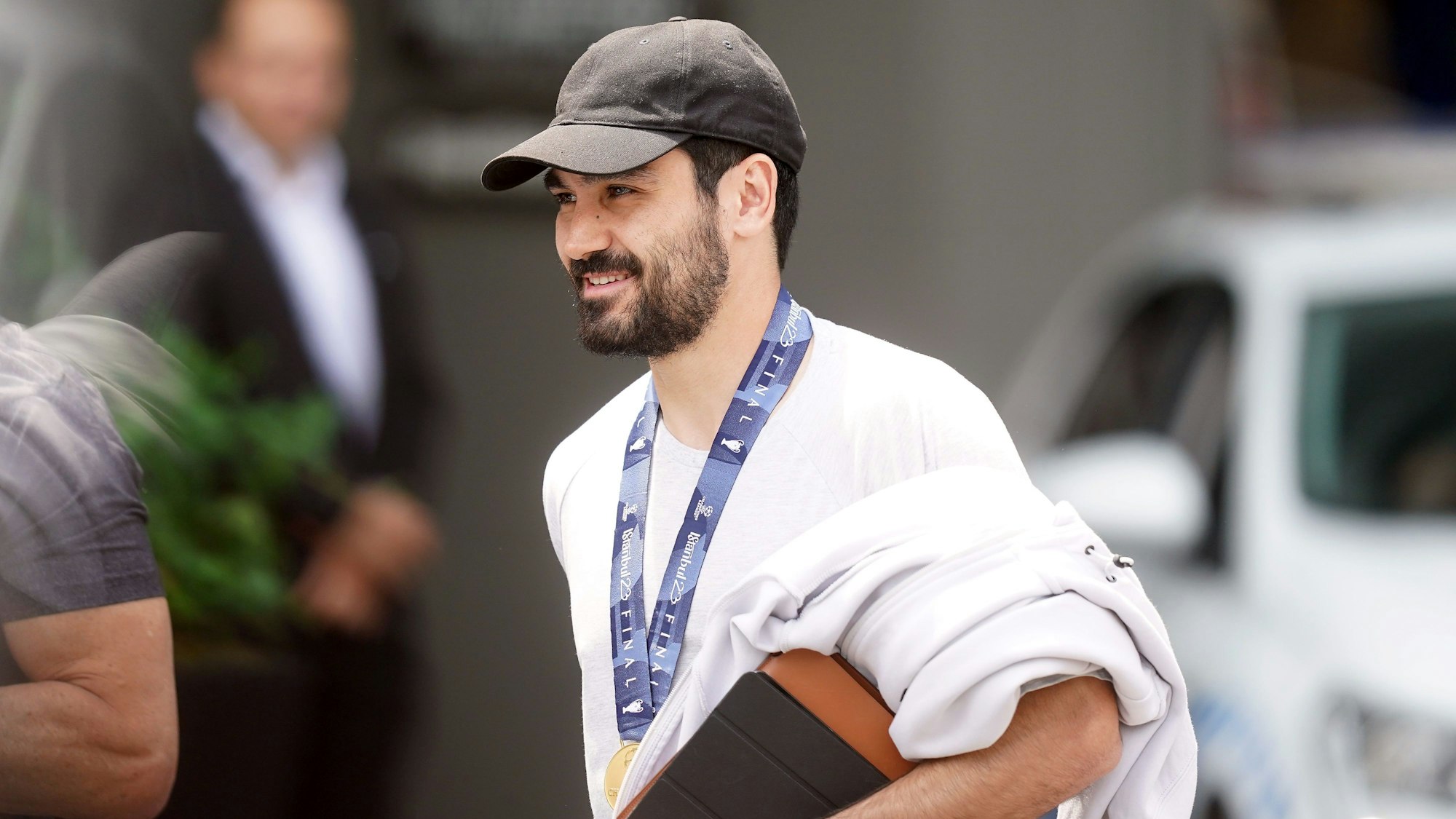 Ilkay Gündogan von Manchester City beim Verlassen des Mannschaftshotels nach dem Gewinn der Champions League.