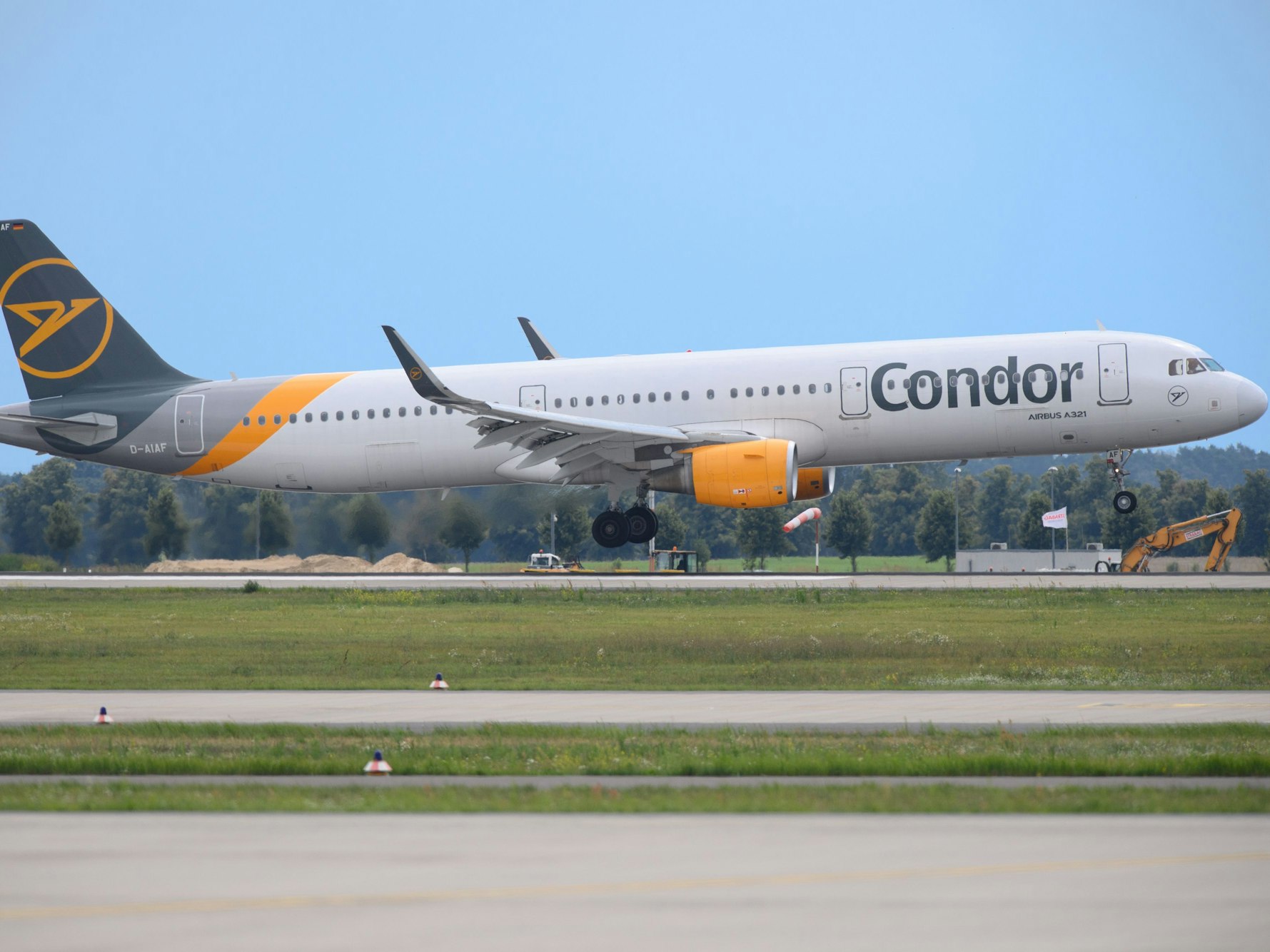 Ein Airbus A321 der Fluggesellschaft Condor landet auf der Südbahn des Flughafens Berlin Brandenburg «Willy Brandt», hier im August 2021.