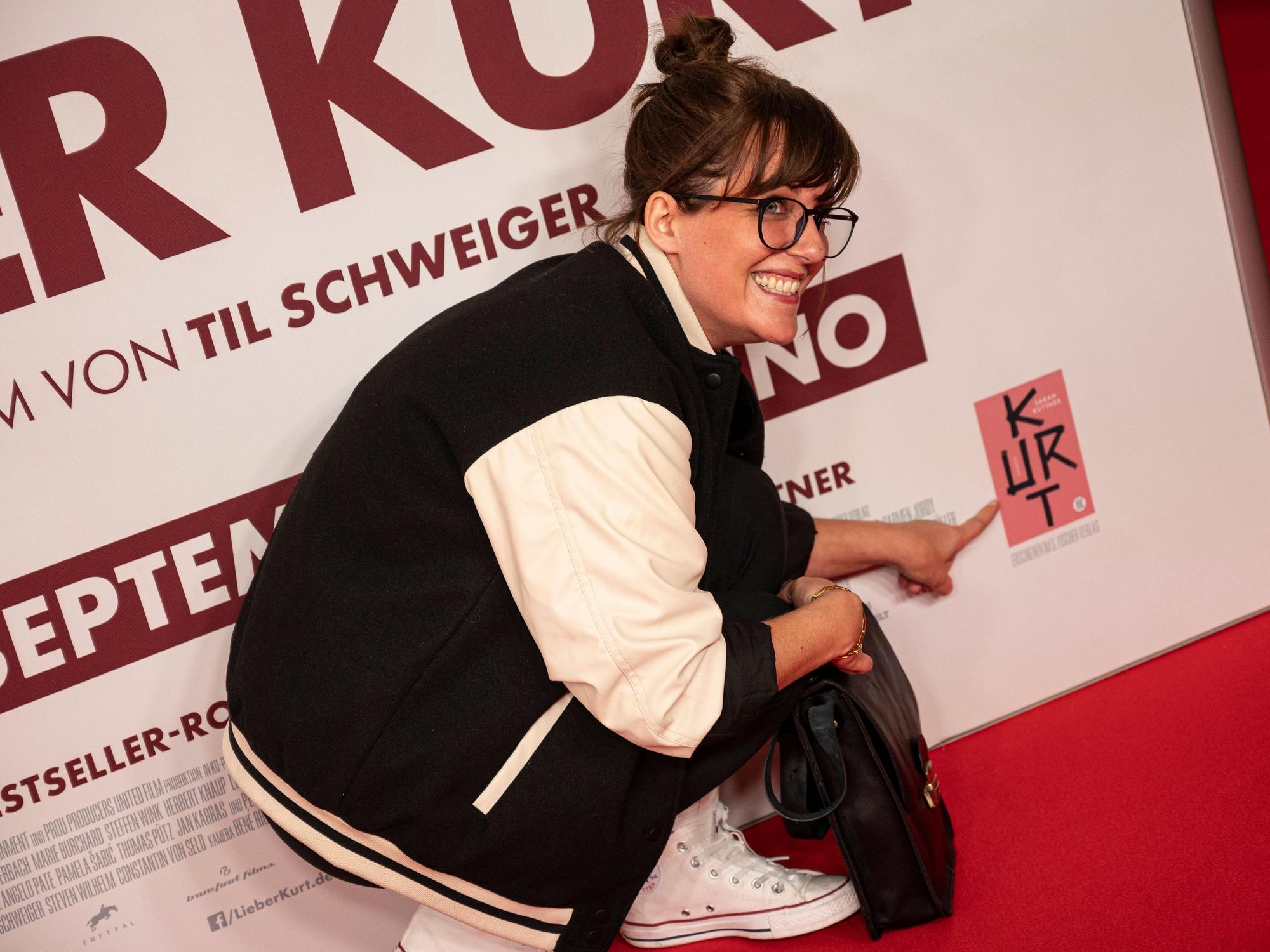 Sarah Kuttner lächelt in die Kamera.