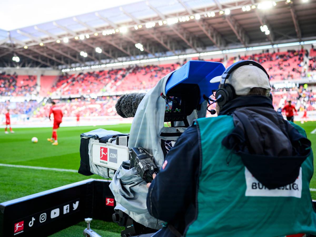Ein Kameramann filmt bei einem Bundesliga-Spiel.