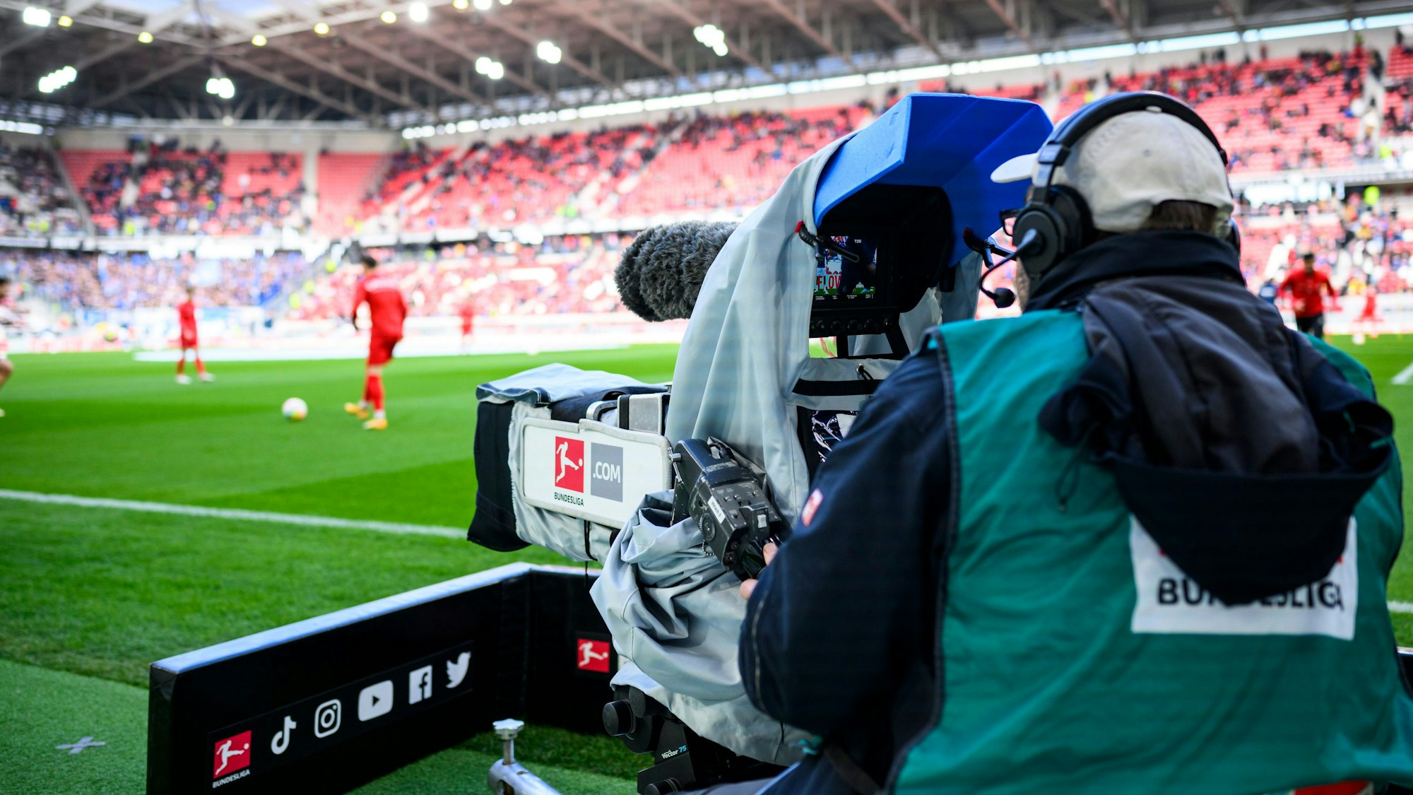 Ein Kameramann filmt bei einem Bundesliga-Spiel.