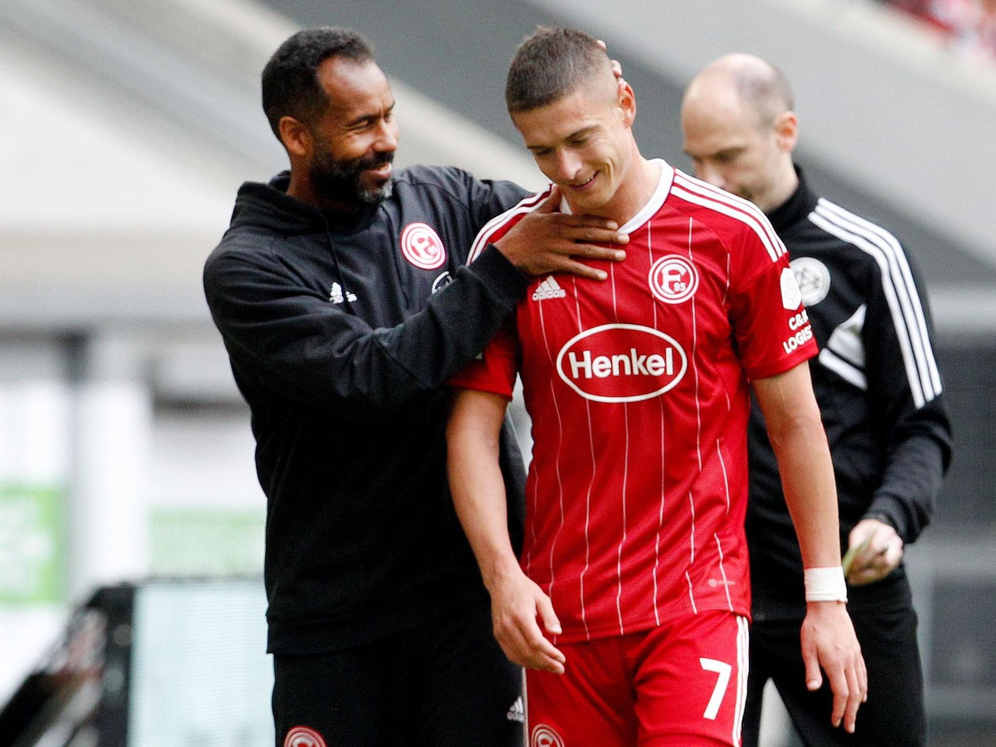 Daniel Thioune mit Kristoffer Peterson nach dessen Auswechslung gegen Holstein Kiel.