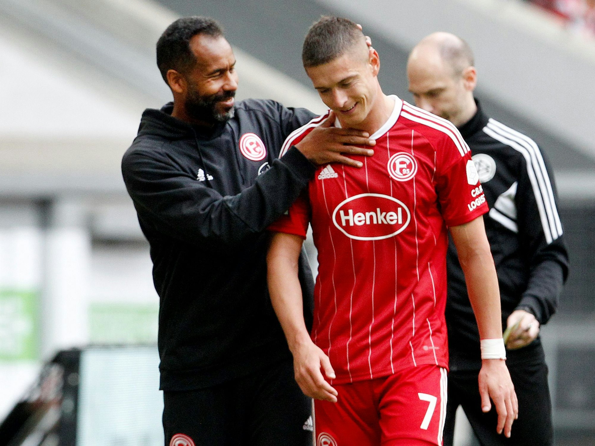 Daniel Thioune mit Kristoffer Peterson nach dessen Auswechslung gegen Holstein Kiel.