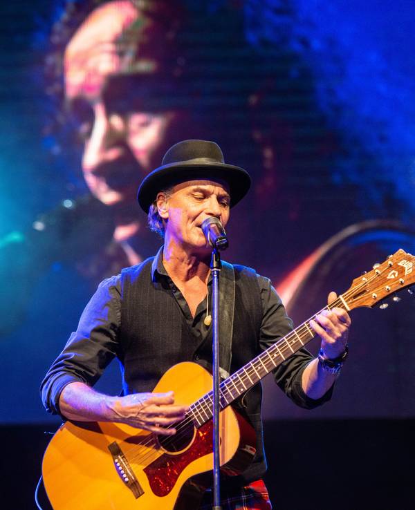 Peter Brings steht mit Gitarre auf der Bühne im Kölner Tanzbrunnen und singt.