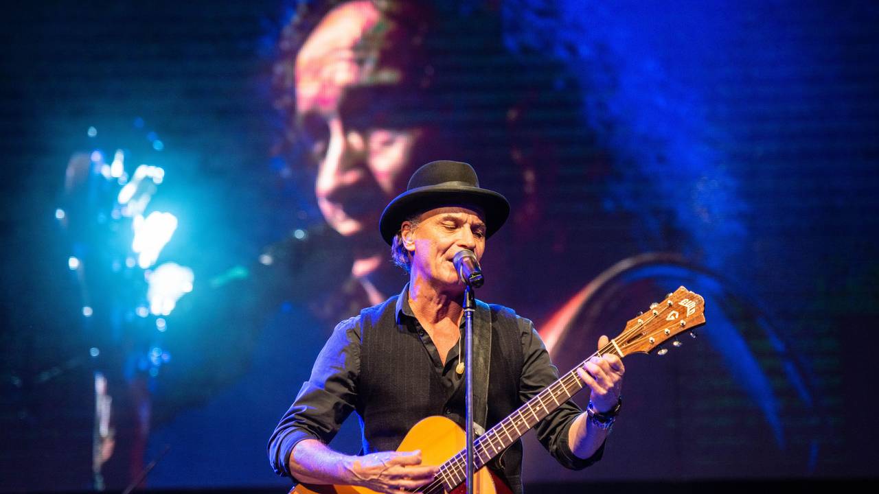 Peter Brings steht mit Gitarre auf der Bühne im Kölner Tanzbrunnen und singt.
