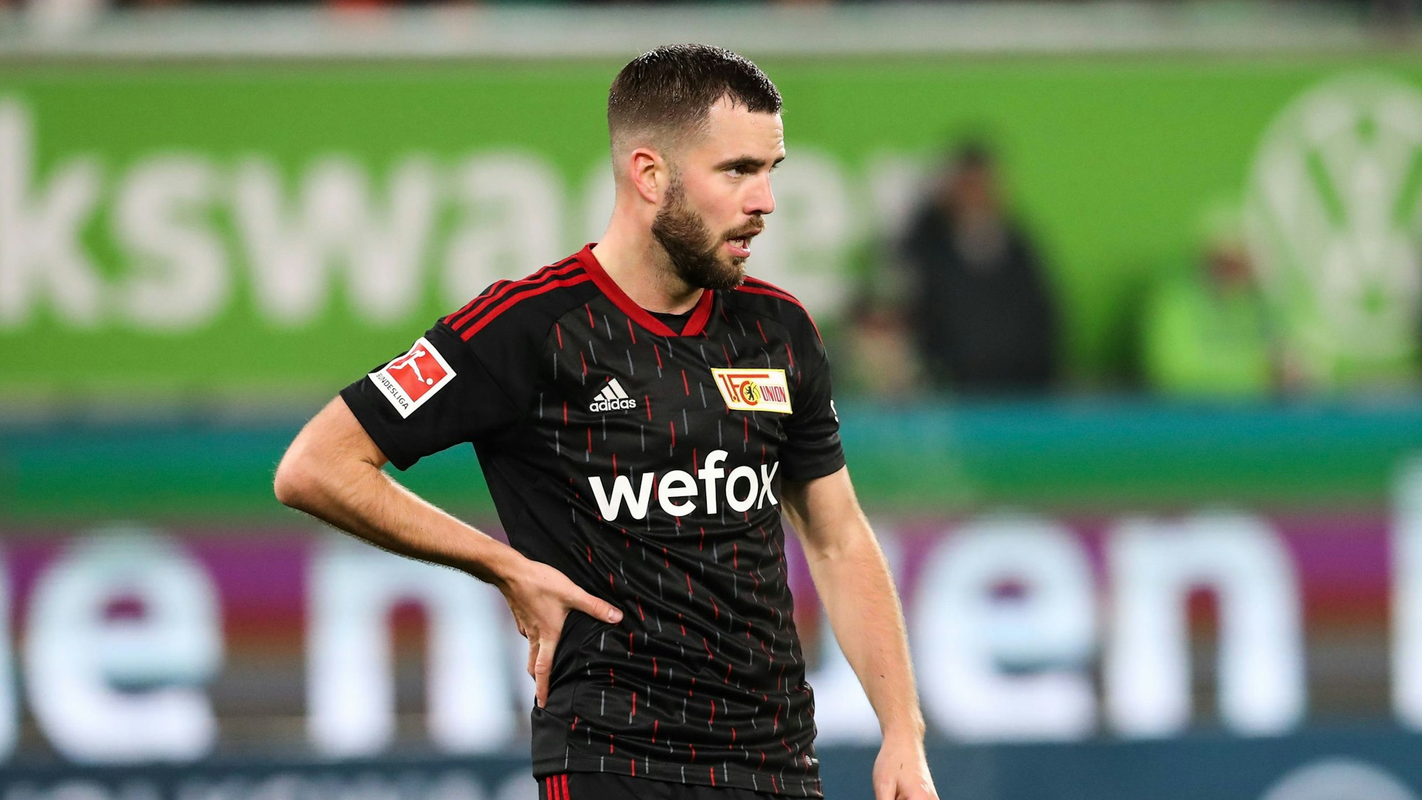 Unions Niko Gießelmann steht im Spiel beim VfL Wolfsburg auf dem Platz.