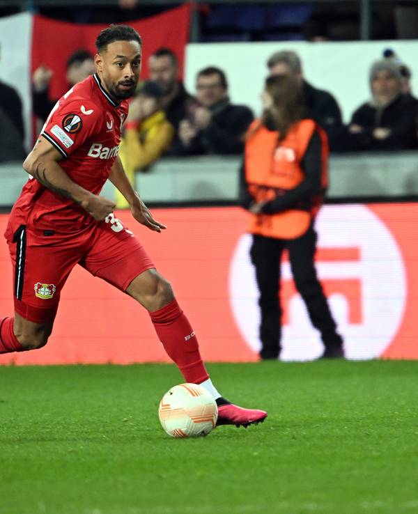 Karim Bellarabi (Bayer Leverkusen) führt den Ball am Fuß.