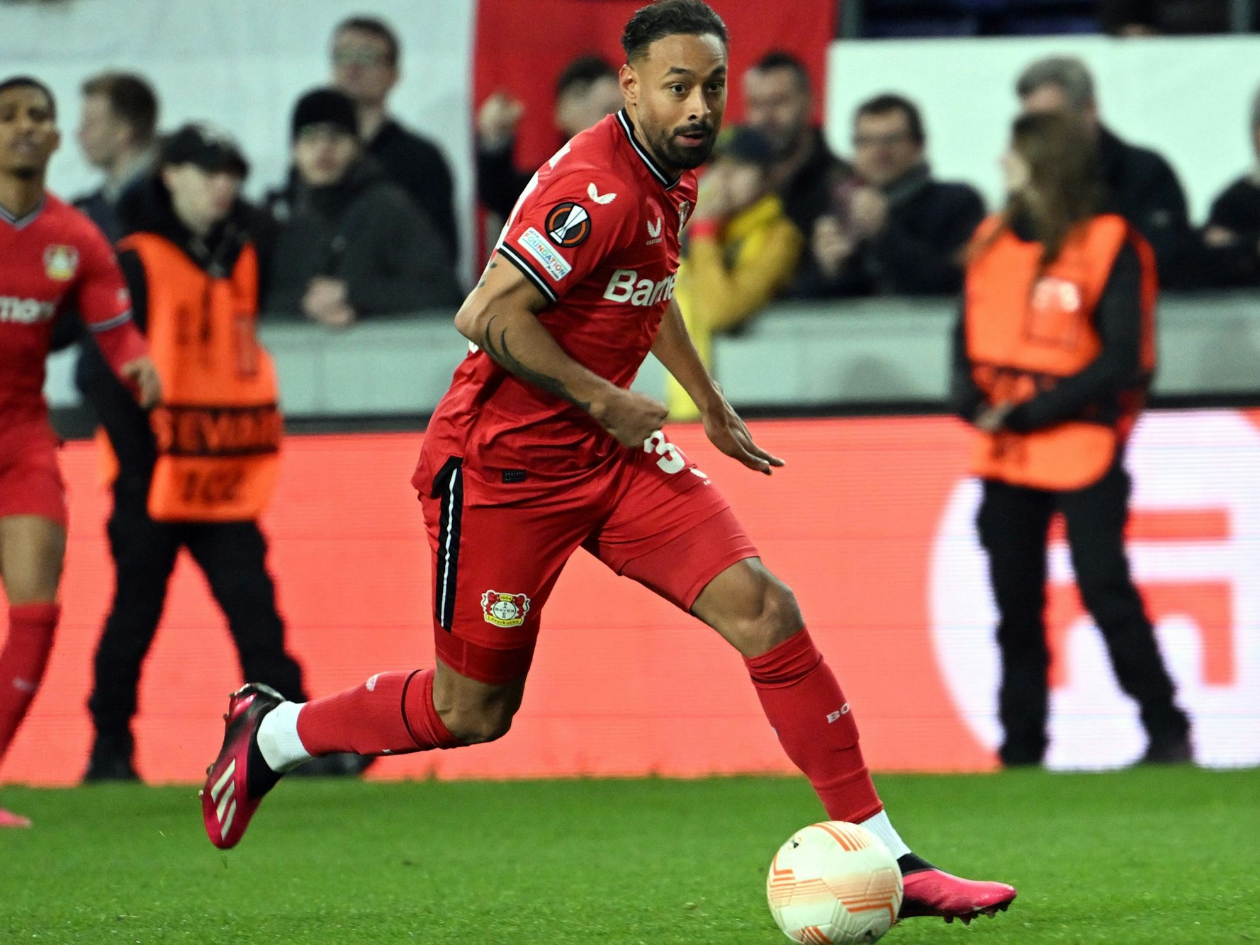 Karim Bellarabi (Bayer Leverkusen) führt den Ball am Fuß.
