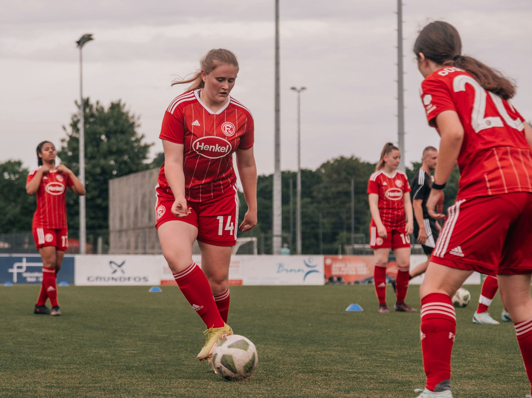 Spielerinnen von Fortuna Düsseldorf bei einer Passübung im Training.