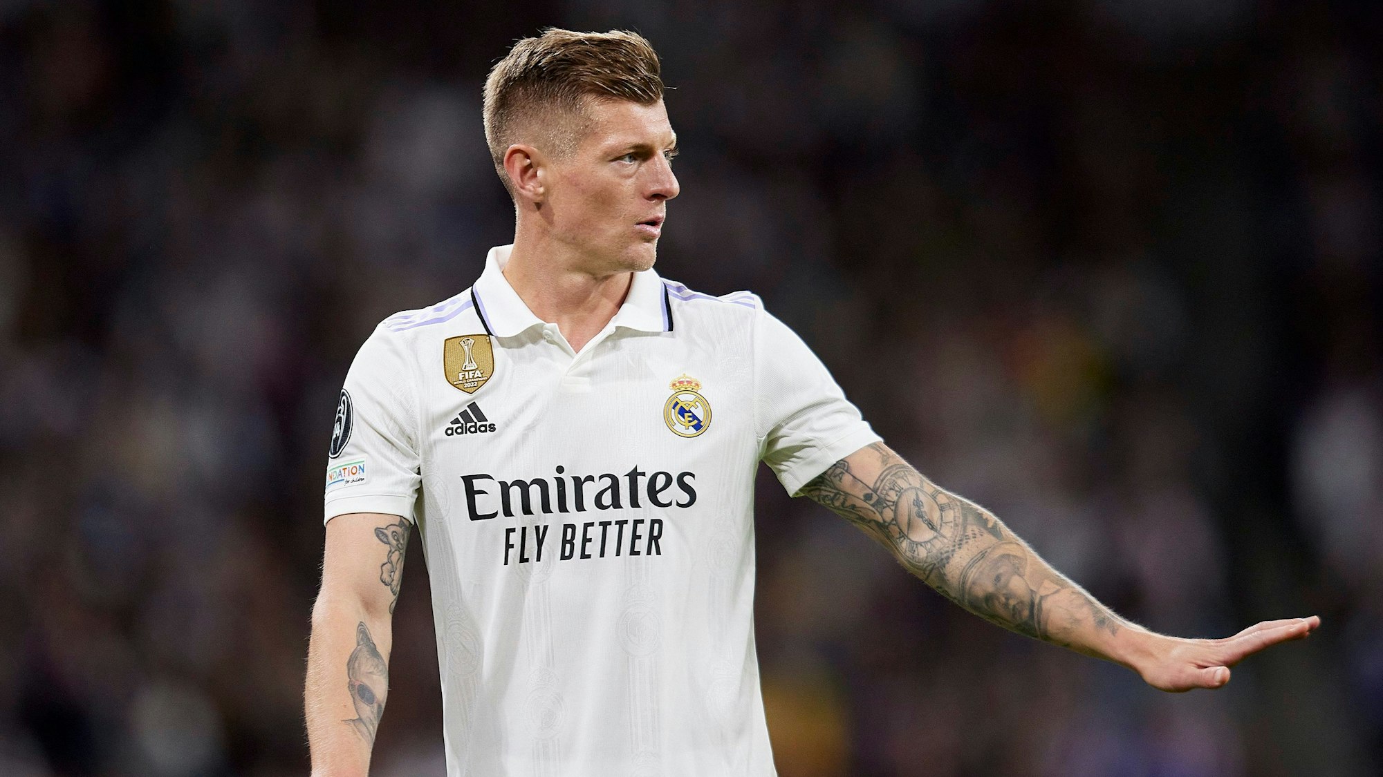 Toni Kroos gestikuliert im Spiel von Real Madrid.