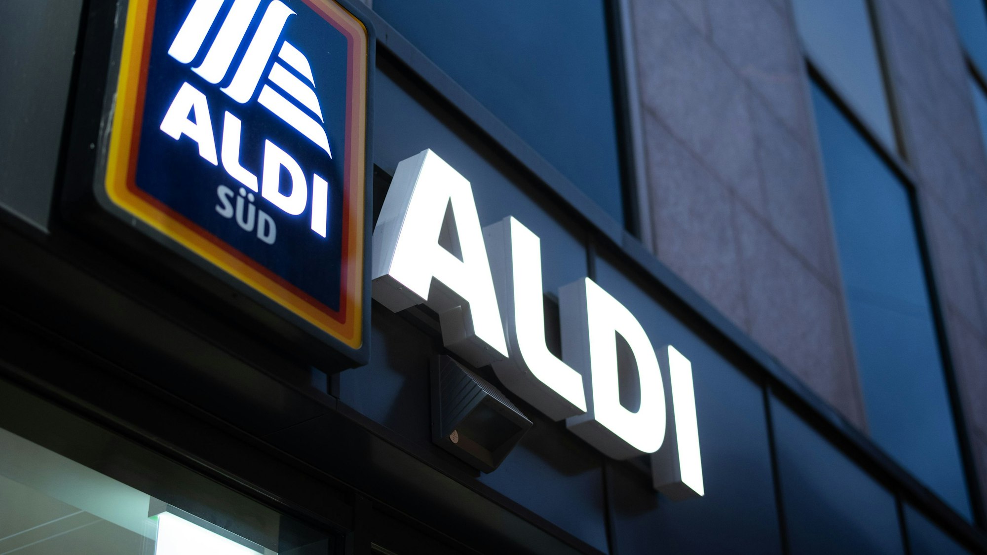 Das Logo einer Aldi Süd Filiale, fotografiert in einer Fußgängerzone der Düsseldorfer Innenstadt, hier im Noveber 2020.
