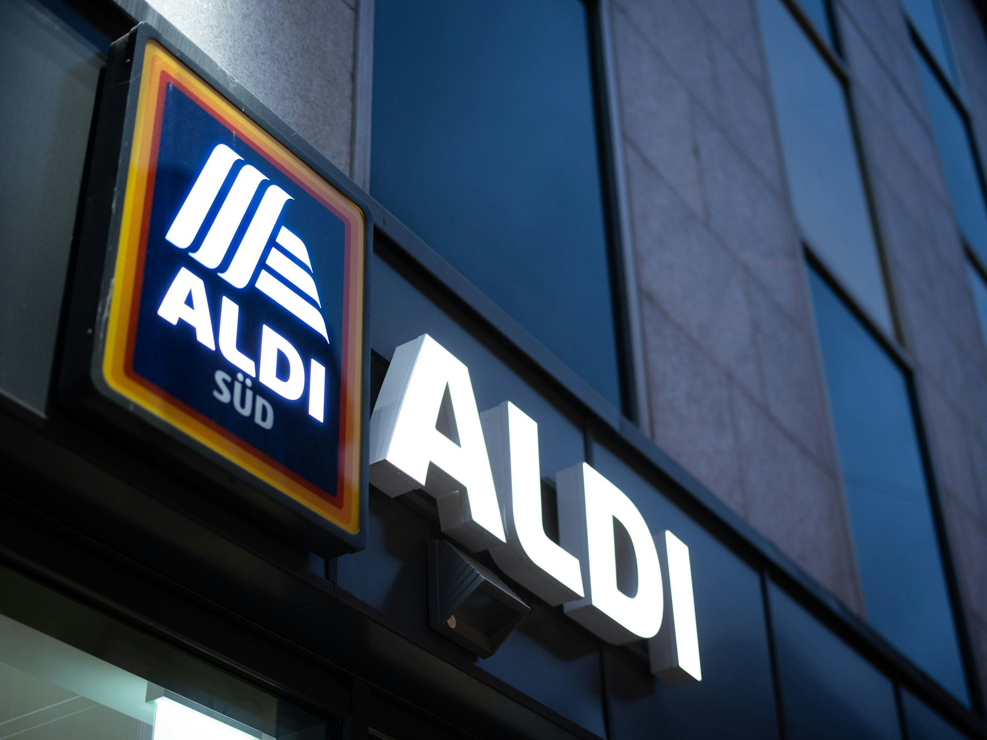 Das Logo einer Aldi-Süd-Filiale, fotografiert in einer Fußgängerzone der Düsseldorfer Innenstadt.