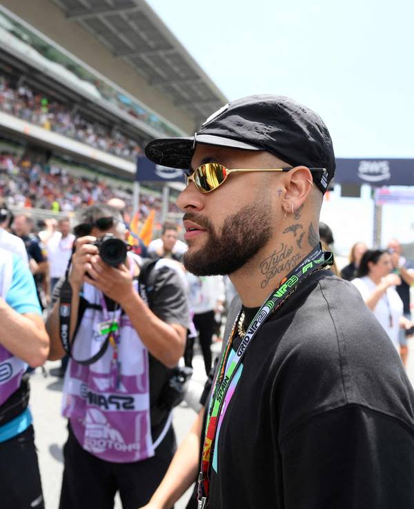 Neymar (PSG) wird an der Formel-1-Strecke in Barcelona fotografiert.