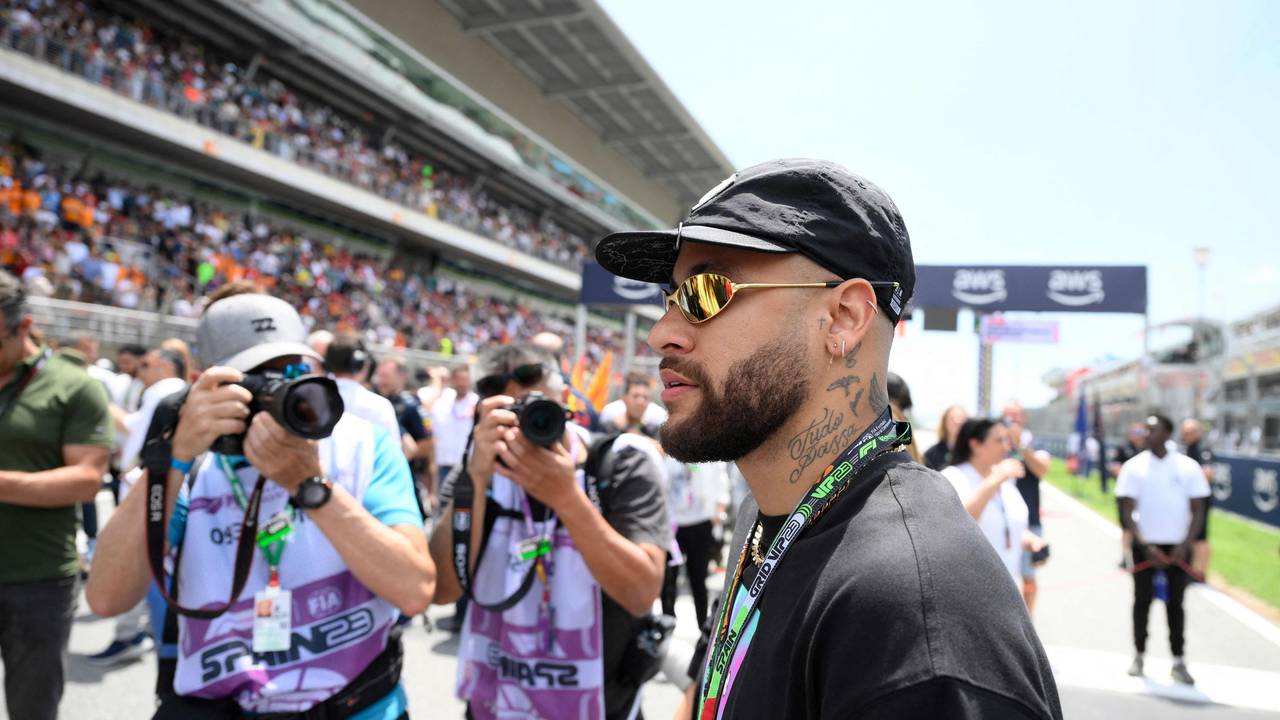 Neymar (PSG) wird an der Formel-1-Strecke in Barcelona fotografiert.