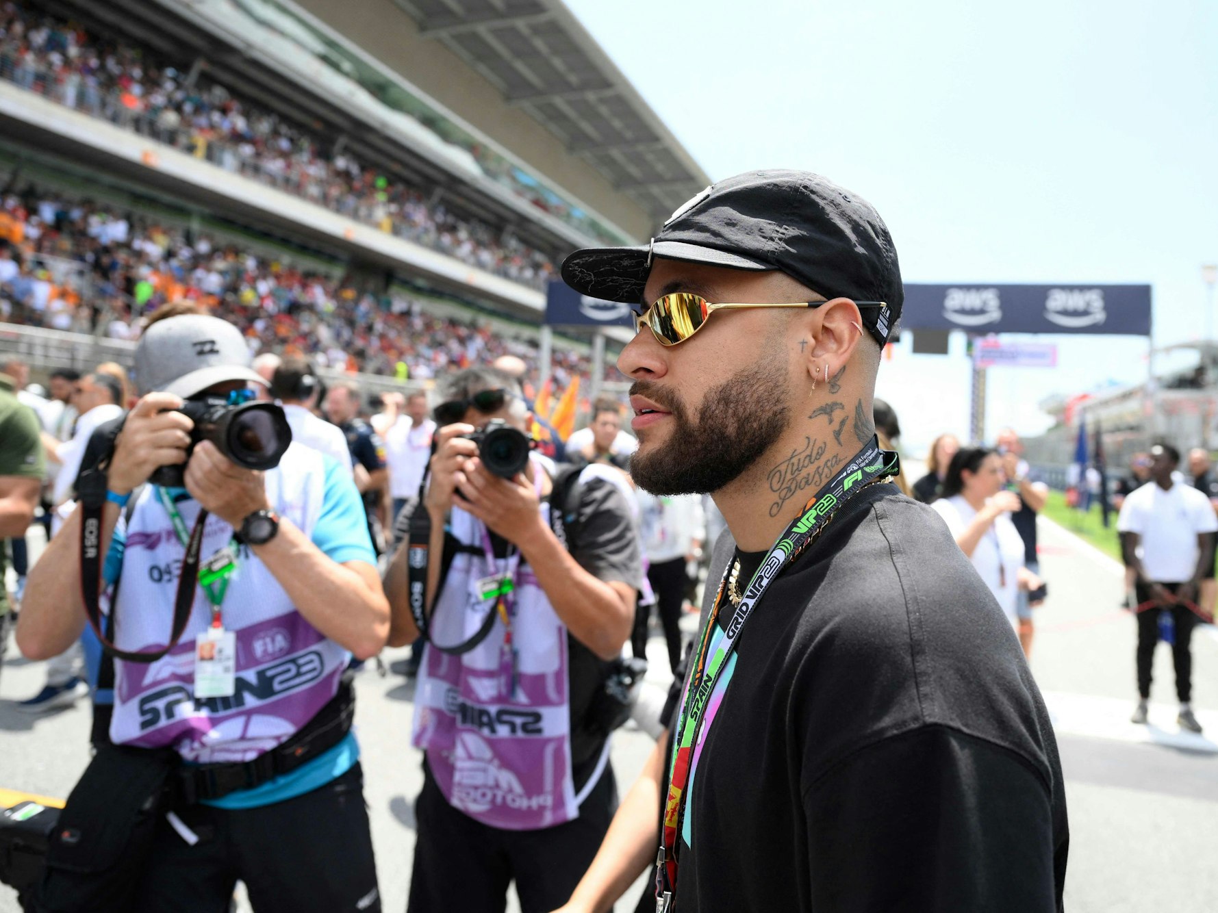 Neymar (PSG) wird an der Formel-1-Strecke in Barcelona fotografiert.