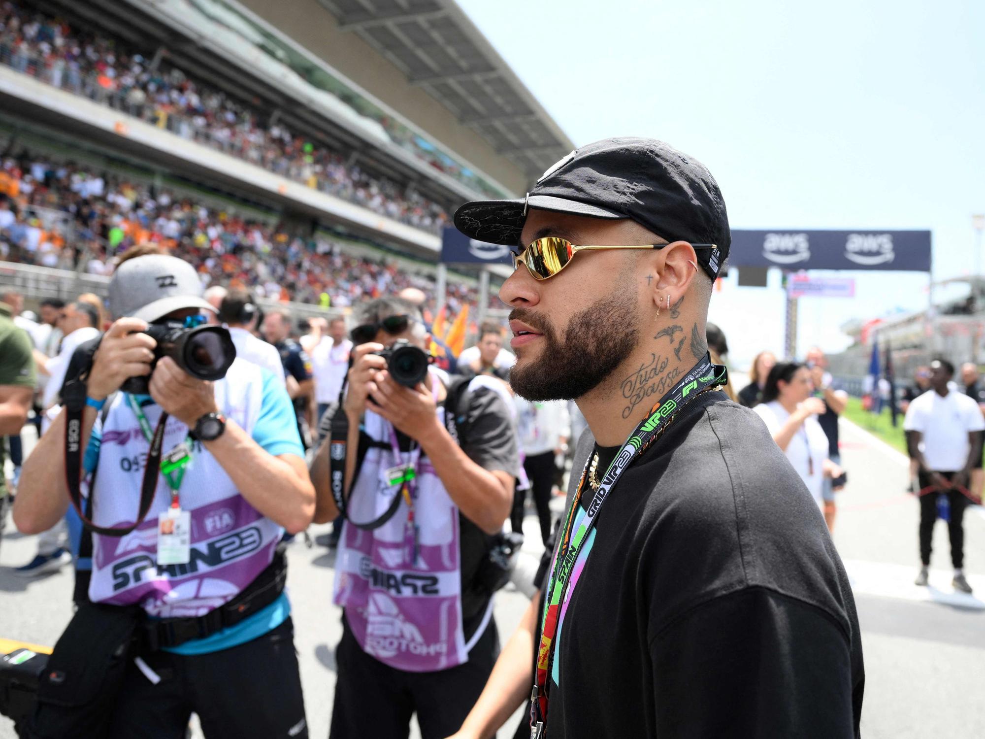 Neymar (PSG) wird an der Formel-1-Strecke in Barcelona fotografiert.