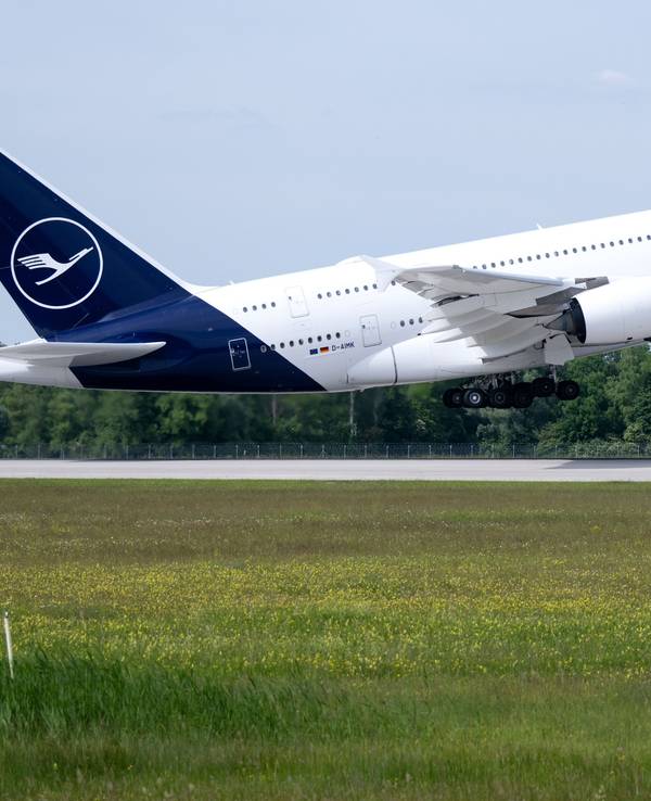 Eine Lufthansa-Maschine des Typs Airbus A380 startet auf dem Flughafen nach Boston.