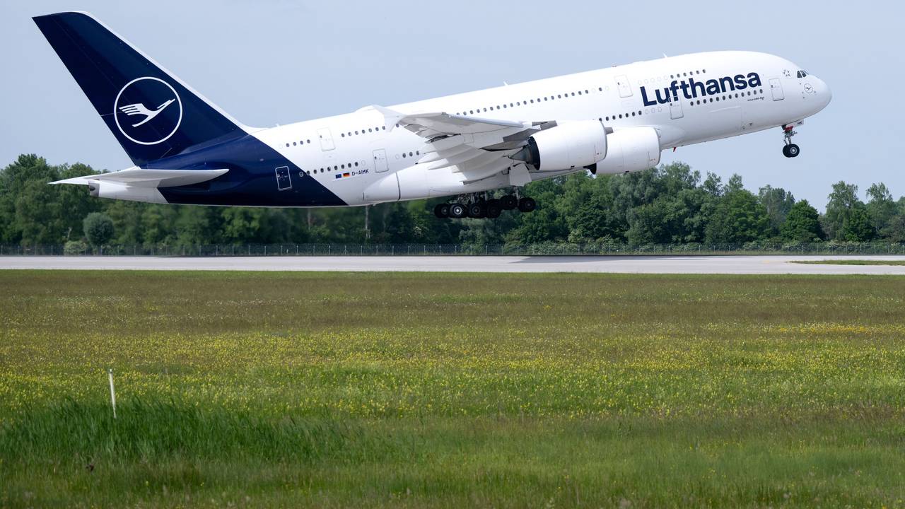 Eine Lufthansa-Maschine des Typs Airbus A380 startet auf dem Flughafen nach Boston.