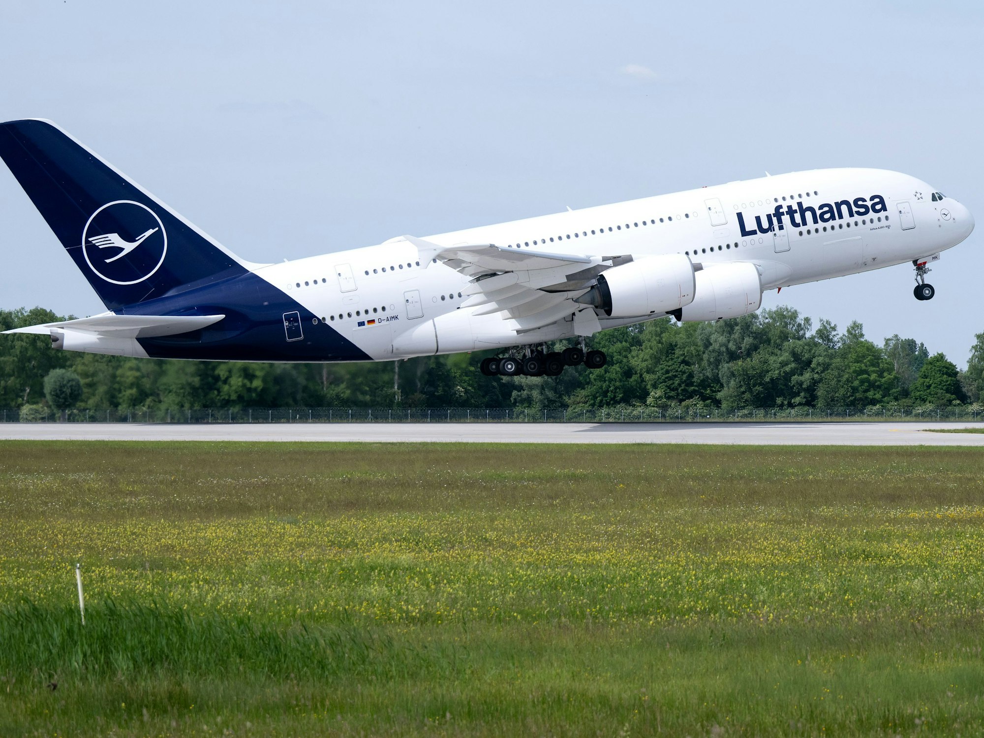 Eine Lufthansa-Maschine des Typs Airbus A380 startet auf dem Flughafen nach Boston.