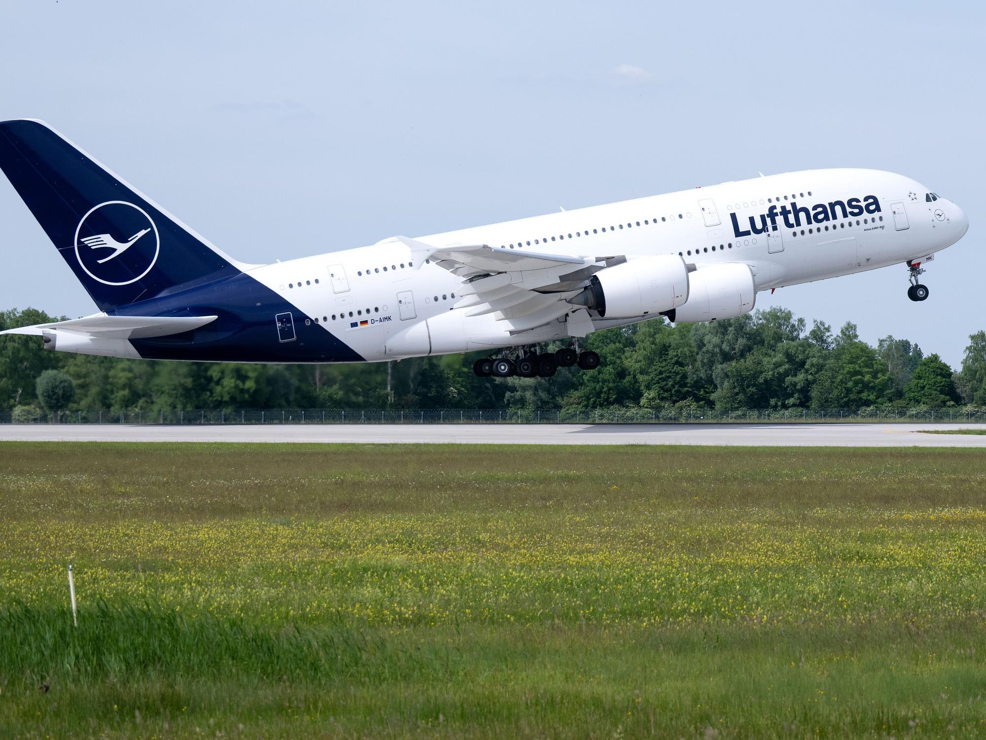 Eine Lufthansa-Maschine des Typs Airbus A380 startet auf dem Flughafen in München auf dem Weg nach Boston, hier im Juni 2023.