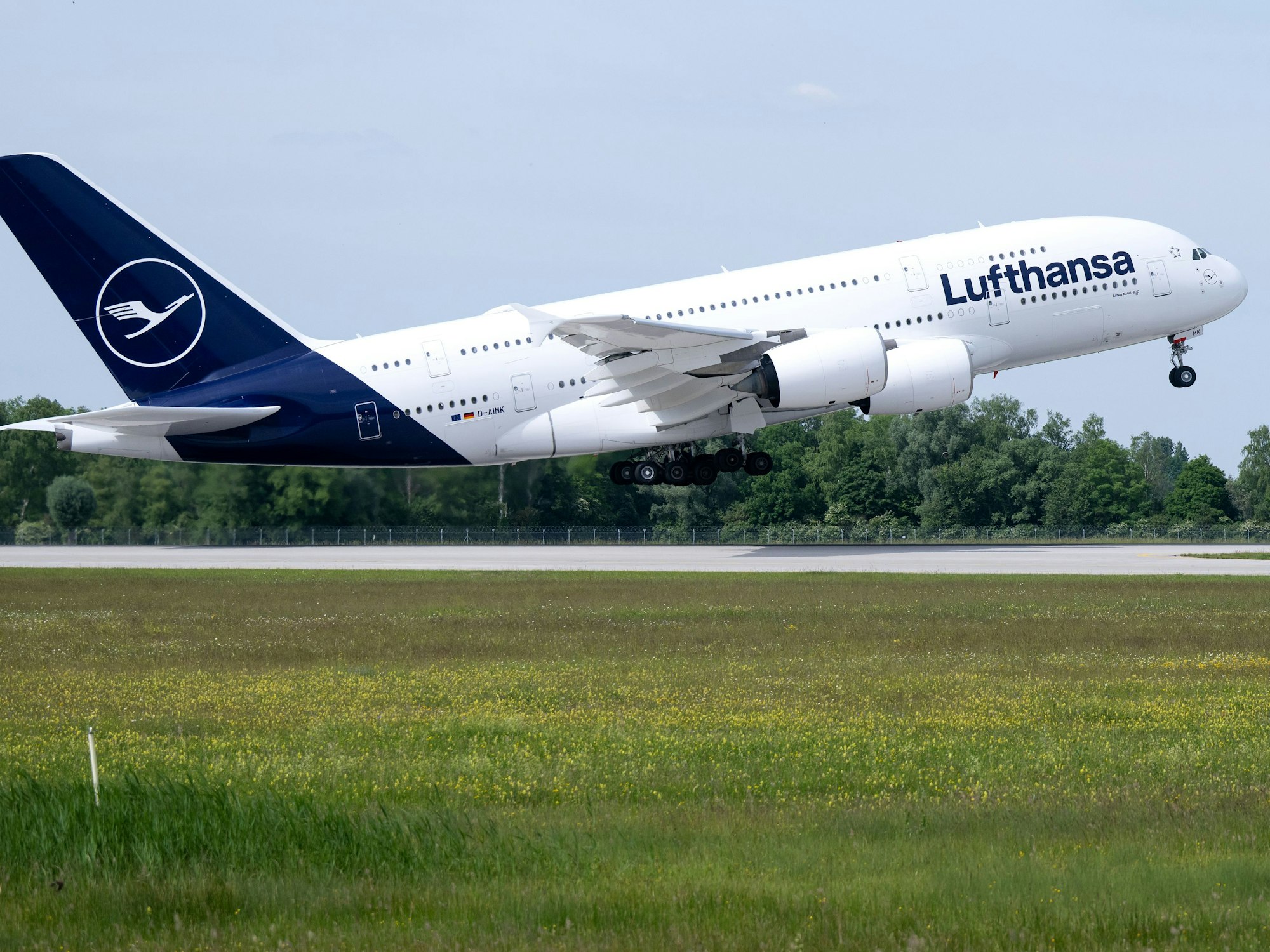 Eine Lufthansa-Maschine des Typs Airbus A380 startet auf dem Flughafen in München auf dem Weg nach Boston, hier im Juni 2023.