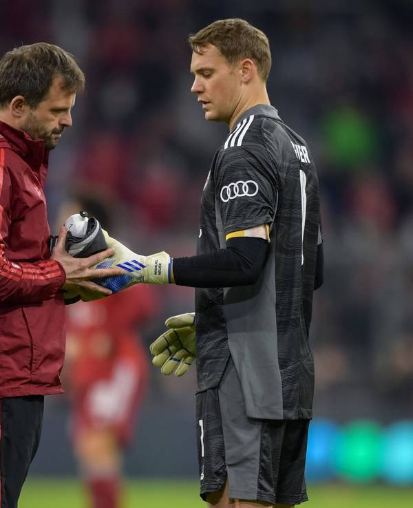 Toni Tapalovic und Manuel Neuer bei einem Spiel des FC Bayern im Gespräch.