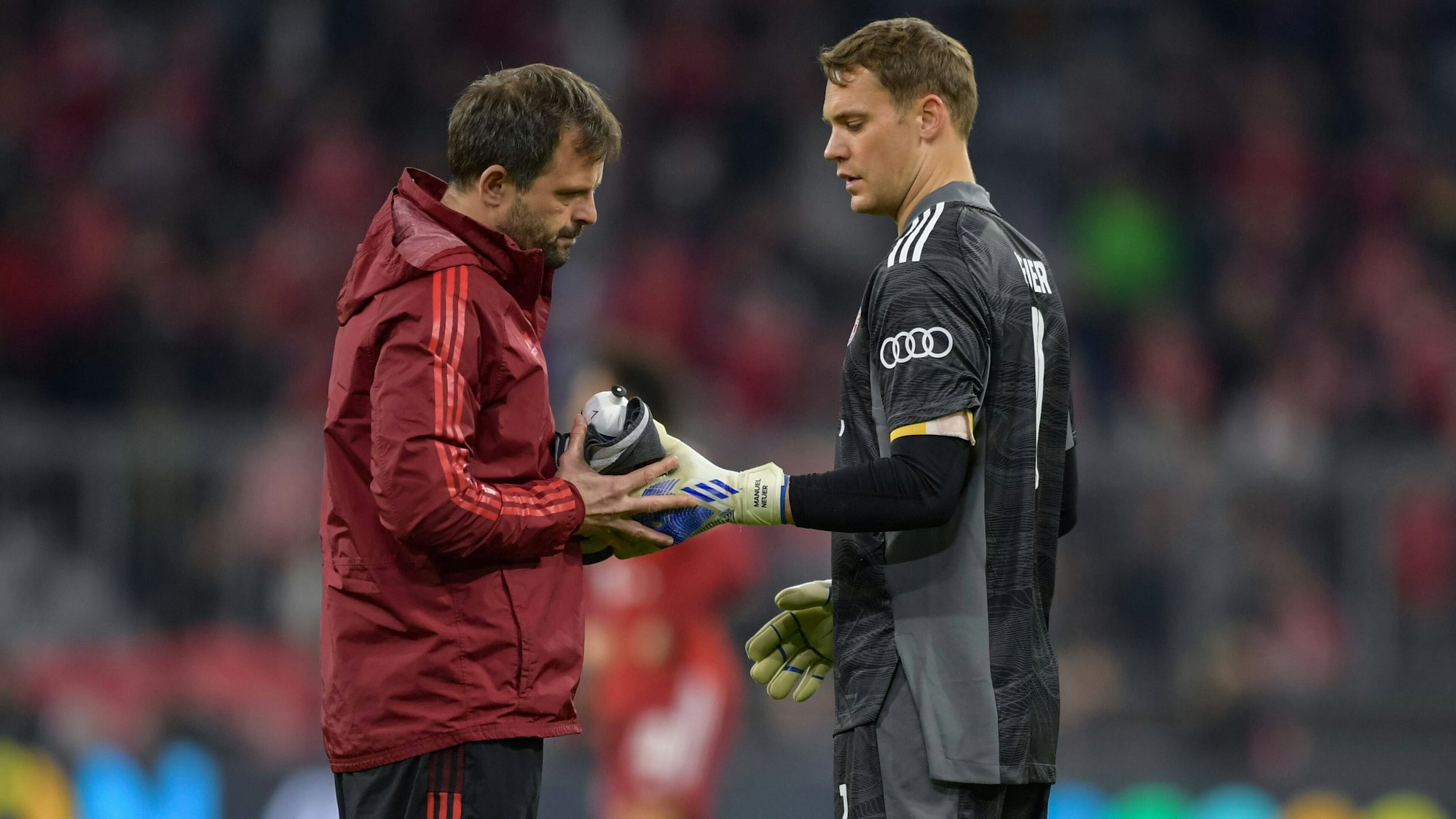 Toni Tapalovic und Manuel Neuer bei einem Spiel des FC Bayern im Gespräch.