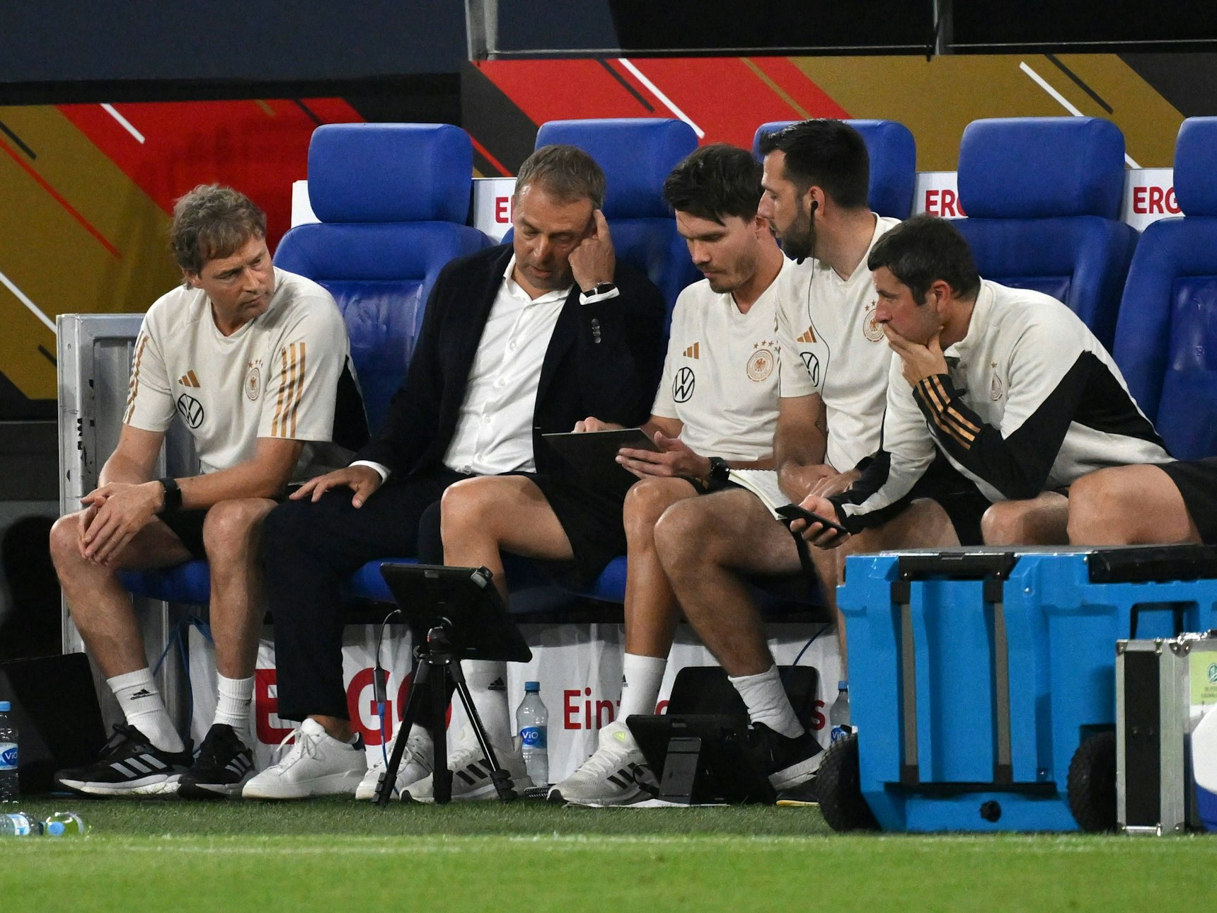Blick auf die deutsche Trainerbank beim Länderspiel.
