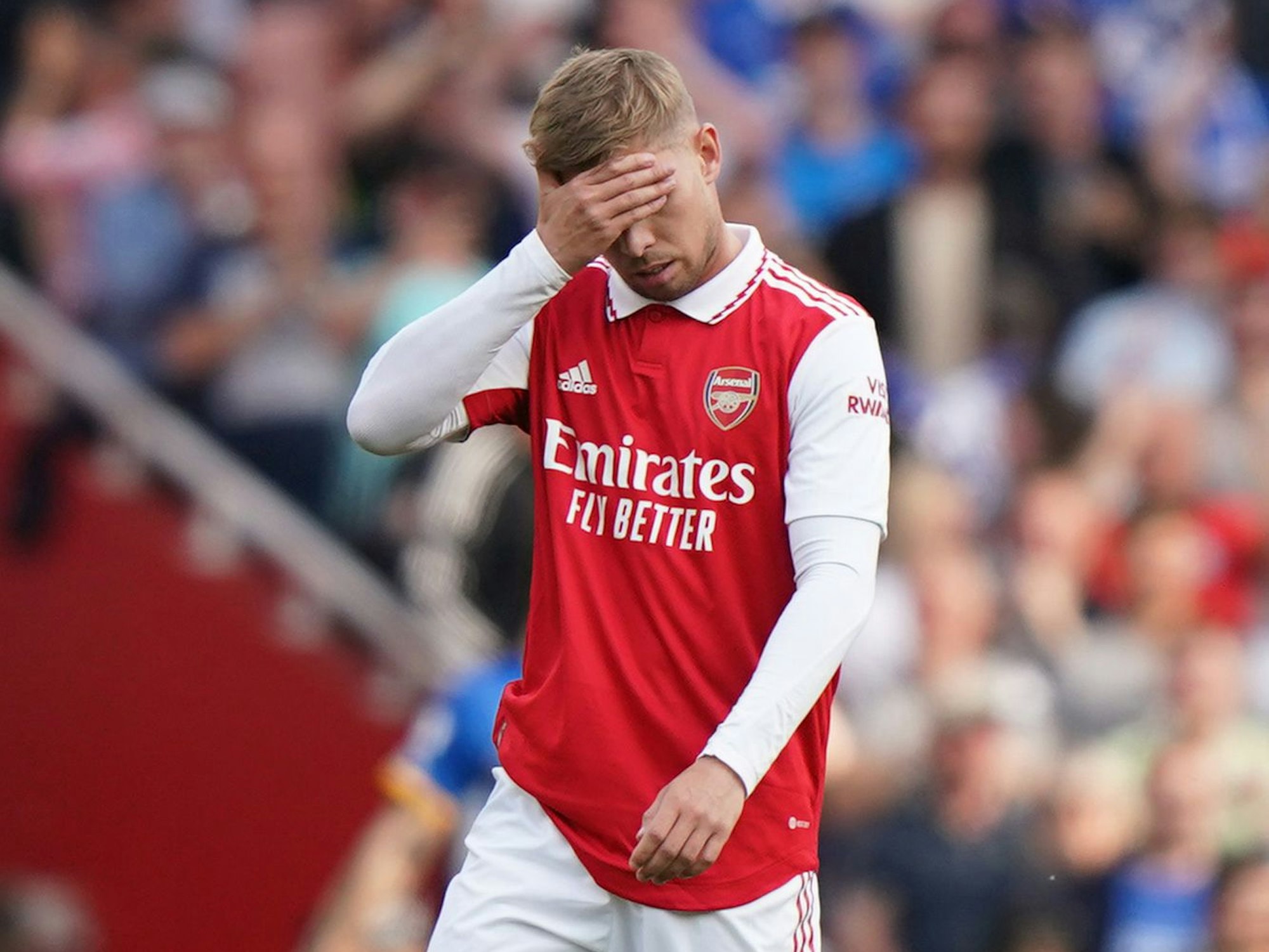 Emile Smith Rowe von Arsenal reagiert nach dem zweiten Gegentreffer seiner Mannschaft.