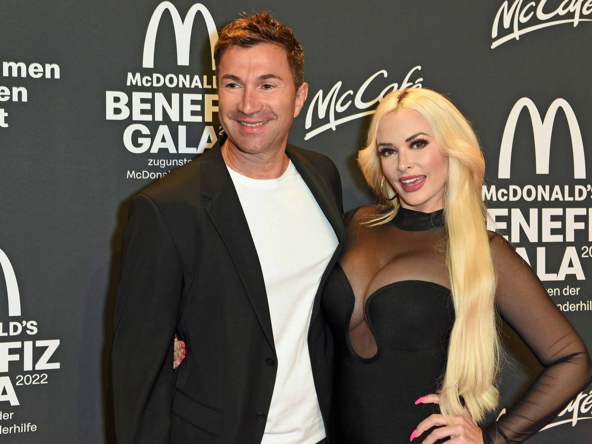 Entertainerin Daniela Katzenberger und Sänger Lucas Cordalis kommen zur McDonald's Benefiz-Gala zugunsten der McDonald's Kinderhilfe-Stiftung in den Eisbachstudios.