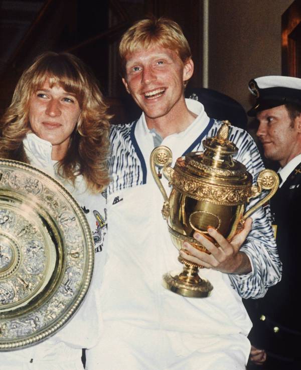 Freudestrahlend präsentieren Steffi Graf und Boris Becker ihre Wimbledon-Trophäen.