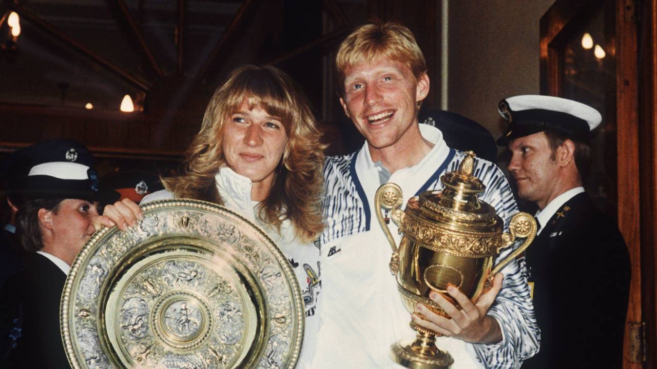 Freudestrahlend präsentieren Steffi Graf und Boris Becker ihre Wimbledon-Trophäen.