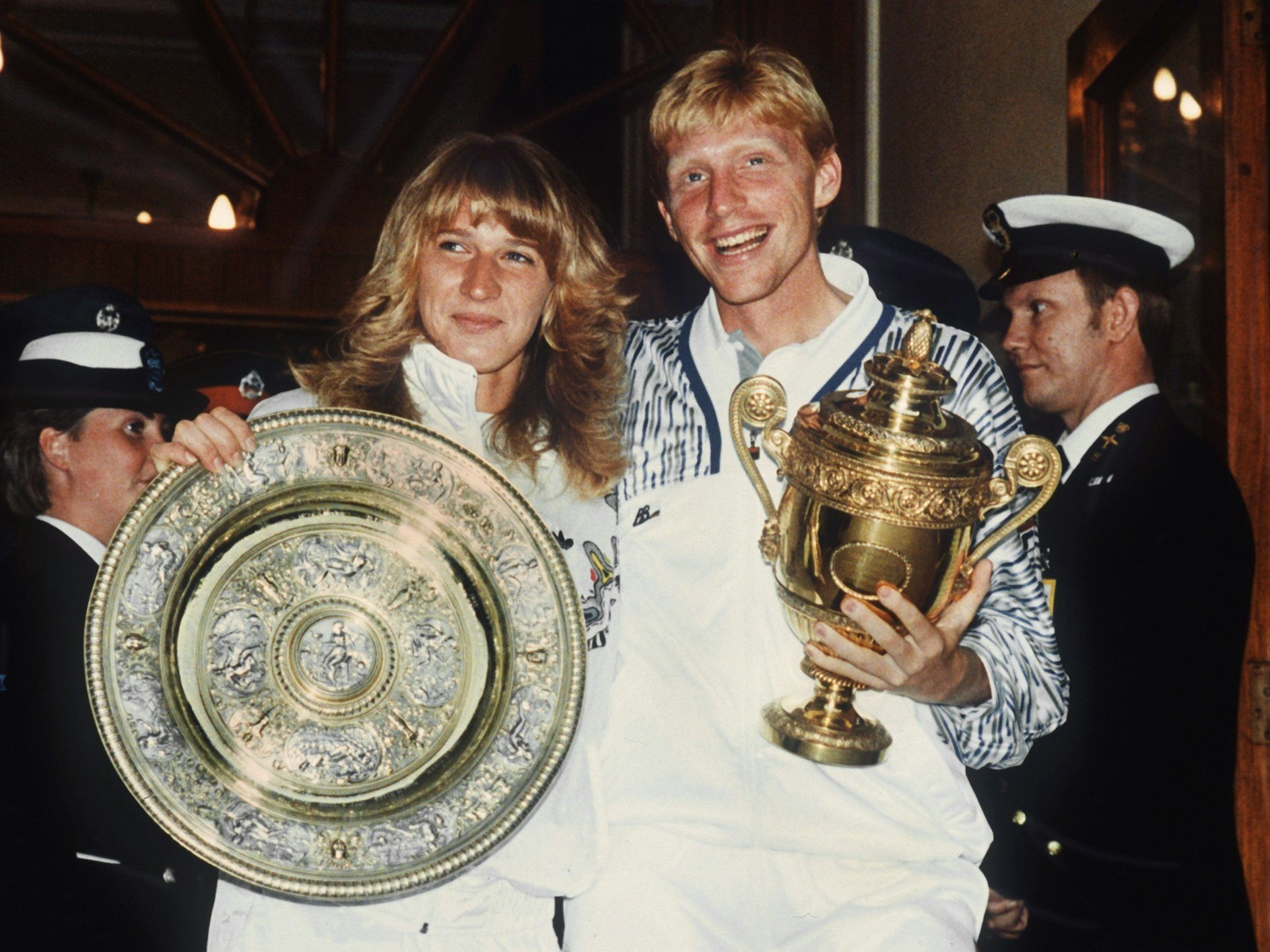 Freudestrahlend präsentieren Steffi Graf und Boris Becker ihre Wimbledon-Trophäen.